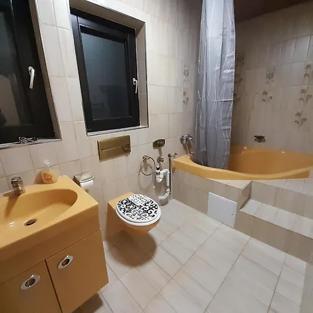 Alte Mit Terrasse Διαμέρισμα